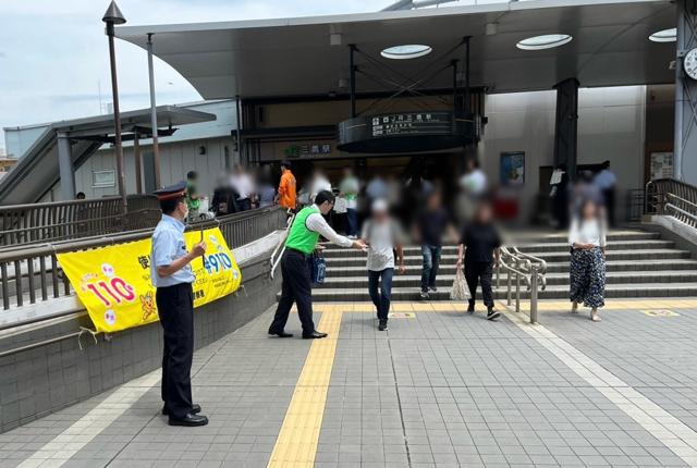 三鷹駅での啓発品配布の様子